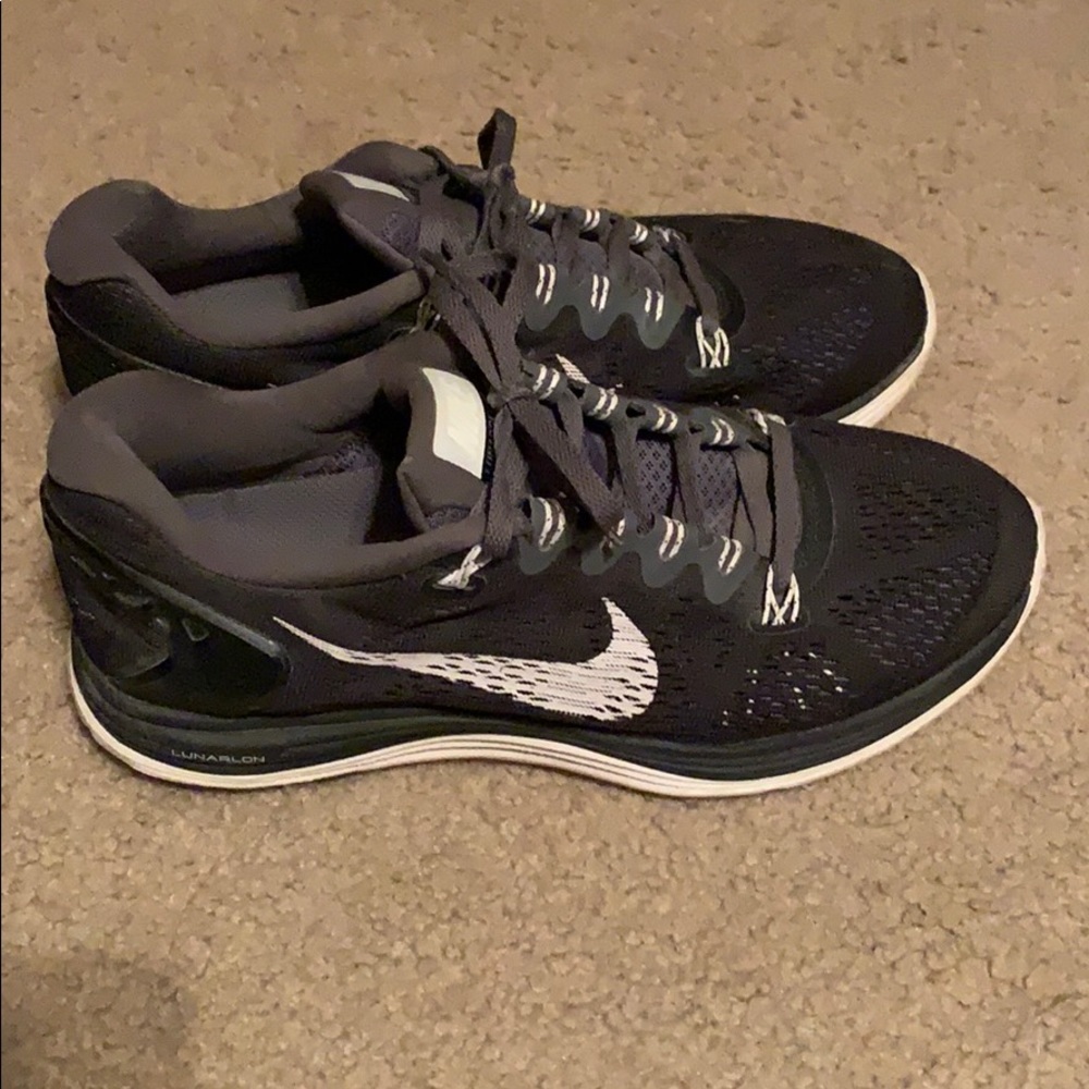 Women’s black and white Nike